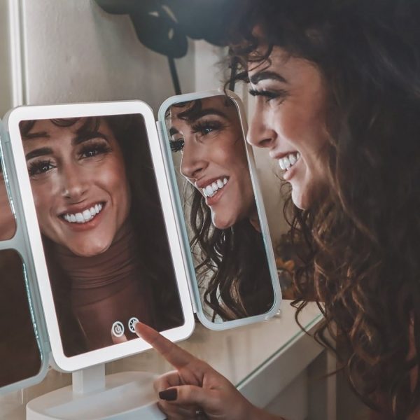 نمایش جزئیات پوست صورت در آینه برقی آرایشی ایزهولد Easehold مدل Venus Pro