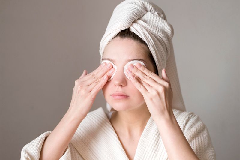پاک کردن آرایش چشم با میسلارواتر | آوان کازمتیکس