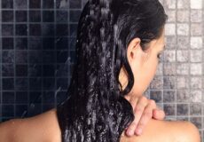 شستن مو با شامپو بدون سولفات | آوان کازمتیکس